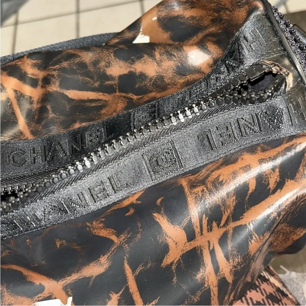 CHANEL shoulder bag